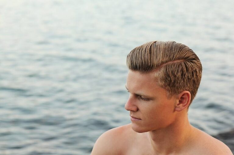 Hombro de cabello rubio peinado frente al mar