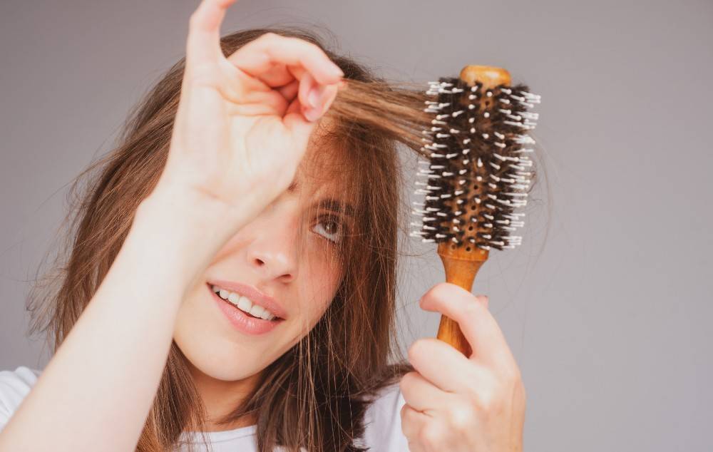 Chica con cabello dañado preparada para un Trasplante de cabello para mujeres