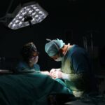 Doctores colocando implantes en una cirugía plástica de senos