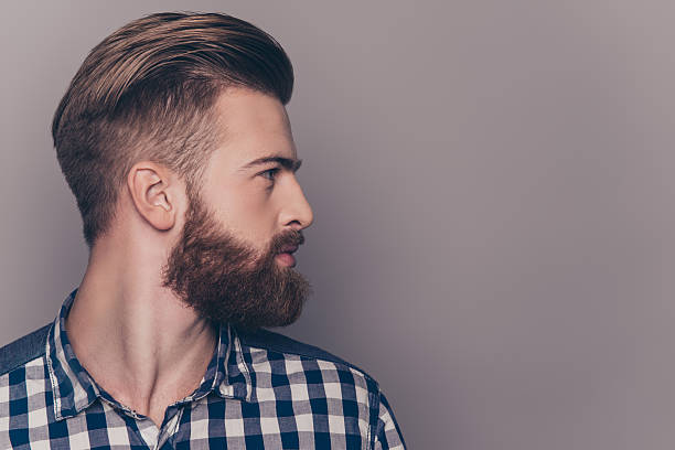 Facial hair transplant; hombre con abundante barba
