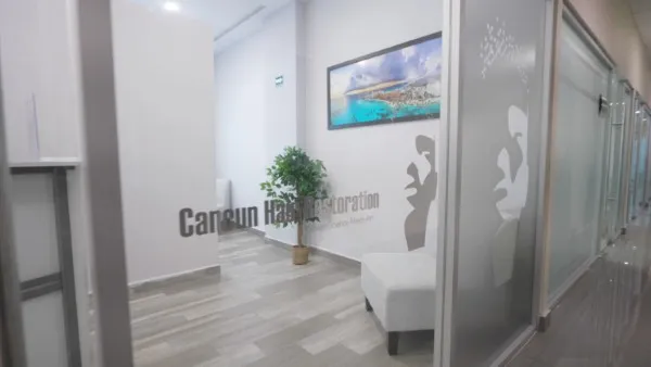 Vista del pasillo principal y recepción de la clínica, ofreciendo un ambiente acogedor para su injerto capilar