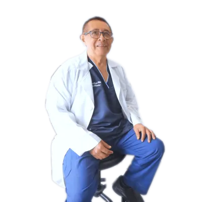 El Doctor Alejos sonriendo, un médico con gran trayectoria y experto en restauración capilar y el injerto capilar