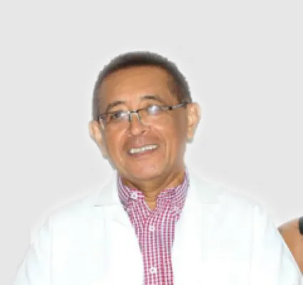 Doctor con bata blanca y camisa a cuadros sonriendo, especialista certificado en procedimientos de injerto capilar