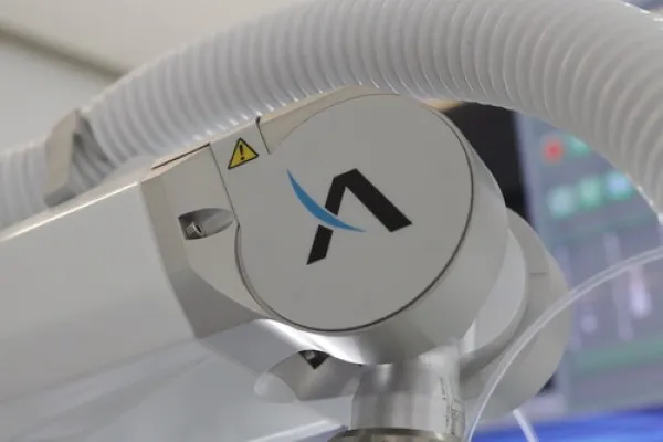Detalle de la máquina ARTAS, una herramienta robótica que asiste en la extracción de folículos para el injerto capilar