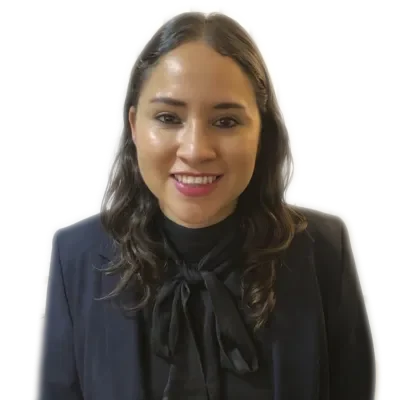 Fotografía profesional de Erika, coordinadora del equipo, facilitando el contacto inicial y personalizado con cada paciente