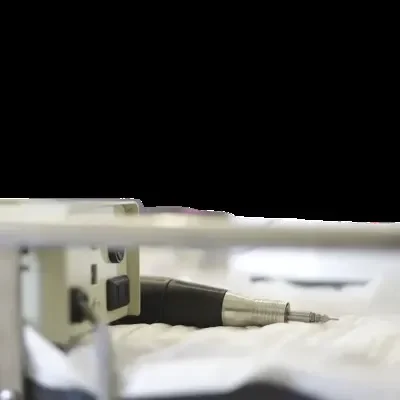 Primer plano del micromotor utilizado en la técnica FUE para extraer folículos de forma individual sin dejar cicatrices lineales visibles